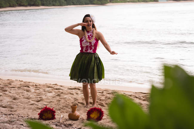 Гавайские танцовщицы хула в костюмах танцуют на пляже — стоковое фото