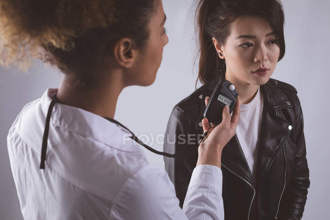 Fotógrafa mulher gravando uma entrevista usando gravador de voz — Fotografia de Stock