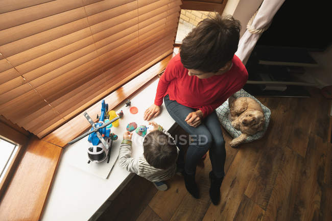 Vista aérea mãe brincando com o filho em casa — Fotografia de Stock