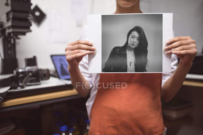 Mid section of female photographer showing photos in photo studio — Stock Photo