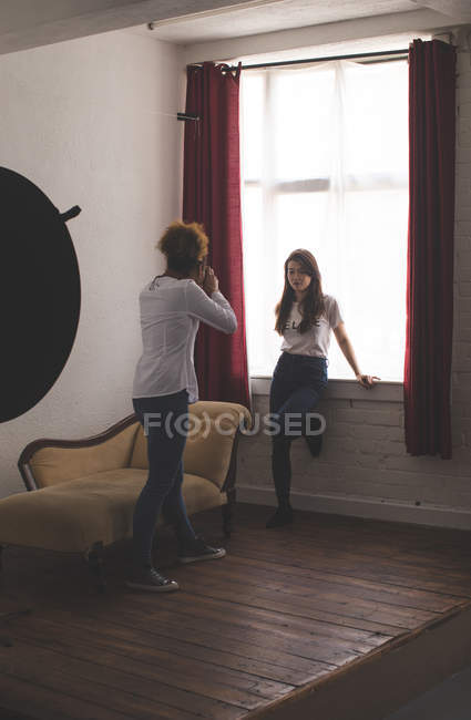 Female model posing for a photo shoot  in photo studio — Stock Photo
