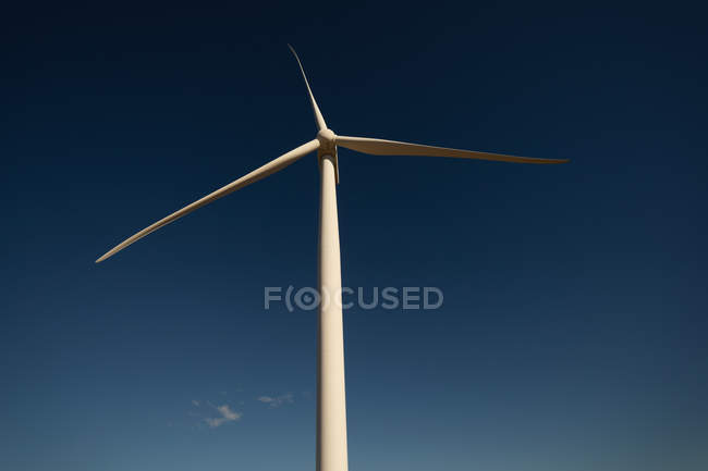 Вітряна млин на вітроелектростанції вдень — стокове фото