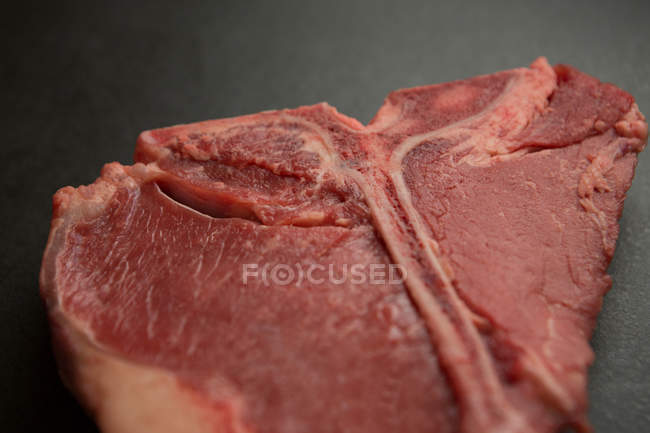 Primer plano de la carne servida sobre fondo de hormigón - foto de stock