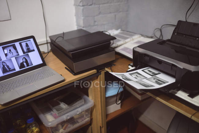 Laptop com scanner de fotos e impressora em estúdio de fotos — Fotografia de Stock
