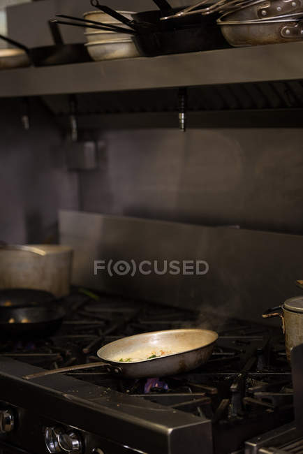Alimentos que se preparan en la cocina en el restaurante - foto de stock