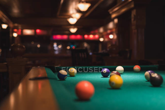Bolas de sinuca na mesa de snooker no clube próximo — Fotografia de Stock