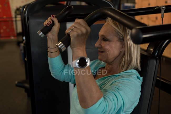 Женщина-инвалид, занимающаяся в тренажерном зале — стоковое фото