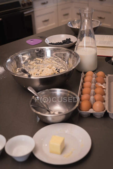 Пэтти месить с яйцом и молоком на кухонном столе дома — стоковое фото