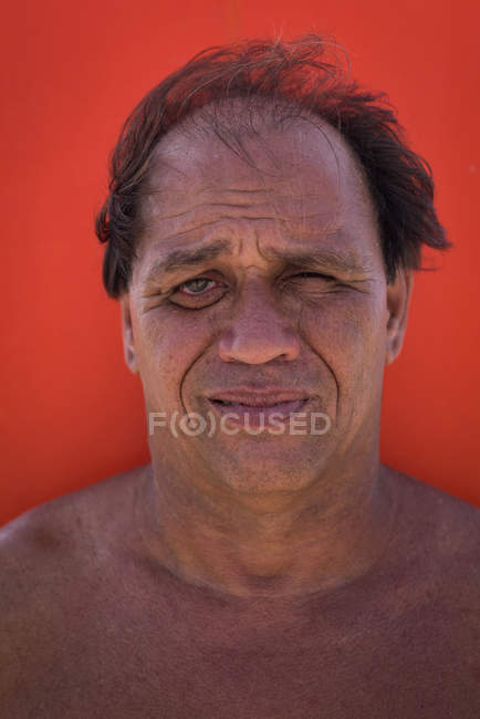 Retrato de surfista masculino relajándose en una tabla de surf - foto de stock