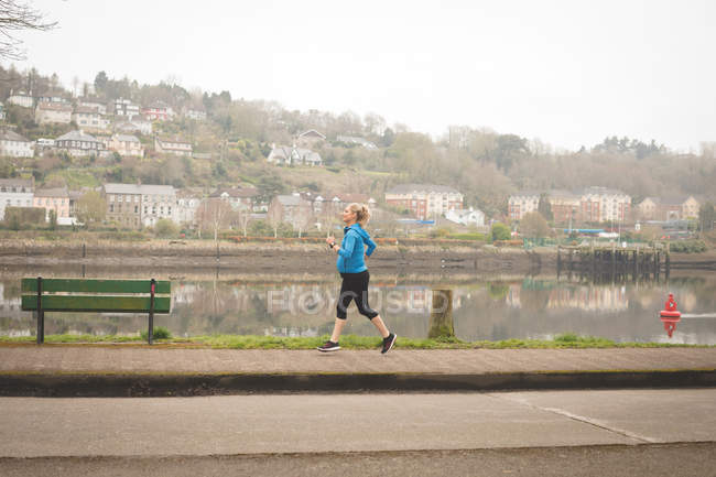 Donna incinta che fa jogging nel parco — Foto stock