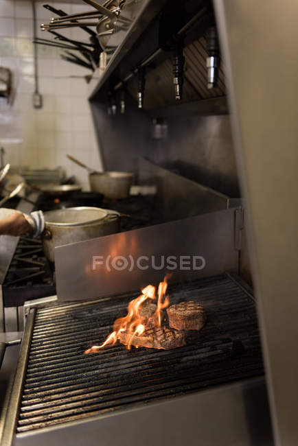 Cocina de carne en barbacoa en el restaurante - foto de stock