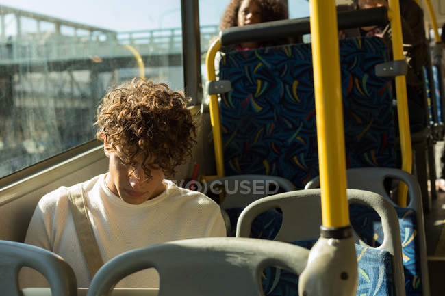 Jeune homme voyageant dans le bus — Photo de stock