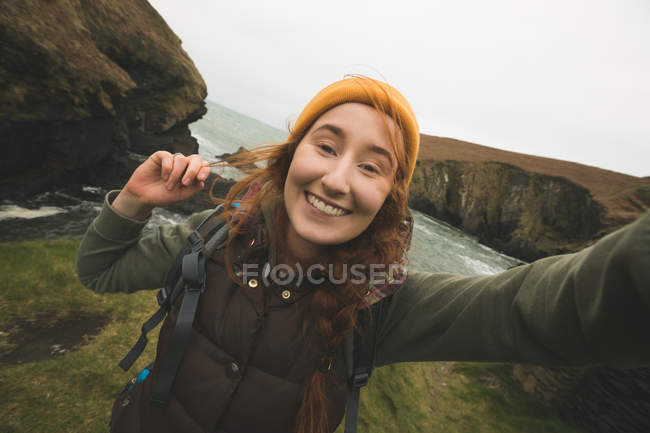 Porträt einer lächelnden Wanderin, die Spaß am Meer hat — Stockfoto