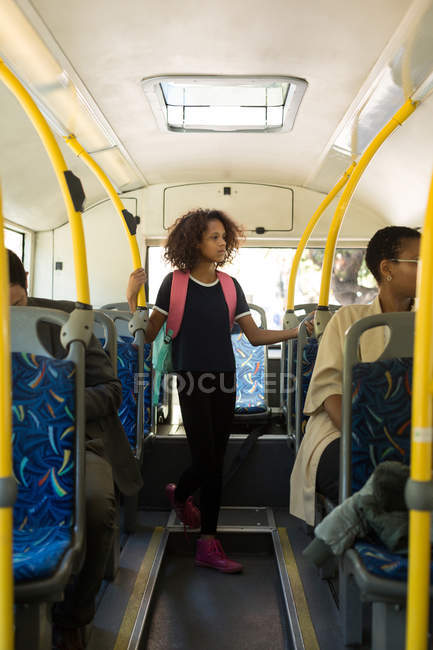 Nachdenkliches Teenager-Mädchen im Bus unterwegs — Stockfoto