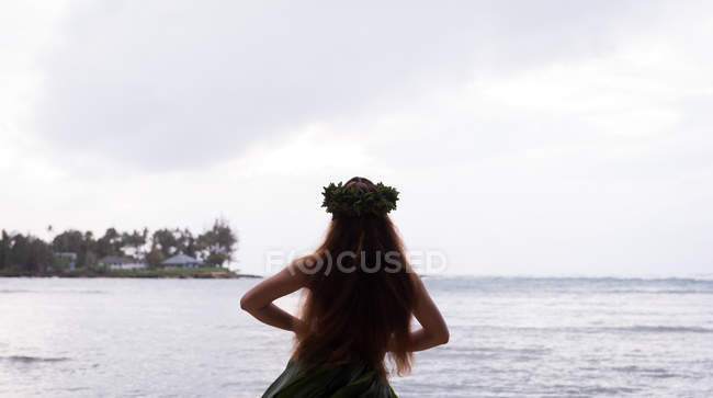 Hawaii-Hula-Tänzerin im Kostüm tanzt am Strand — Stockfoto