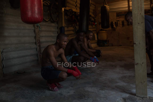 Молодые боксеры расслабляются в фитнес-студии — стоковое фото