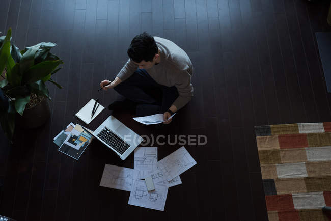 Visão de alto ângulo do homem trabalhando em um projeto em casa — Fotografia de Stock