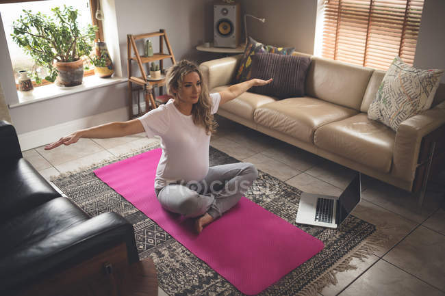 Mulher grávida se exercitando na sala de estar em casa — Fotografia de Stock