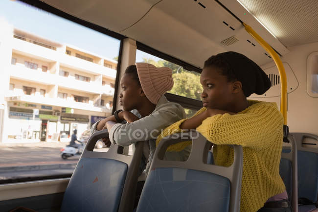Gêmeos pensativos irmãos relaxando no ônibus — Fotografia de Stock