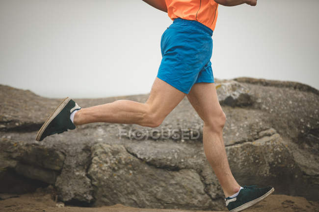 Mann joggt auf Strandpromenade — Stockfoto