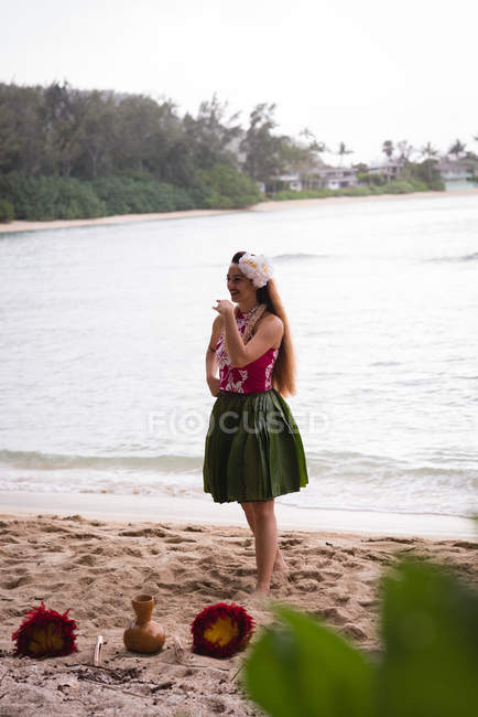 Гаваї Хула в костюм танці на пляжі — стокове фото