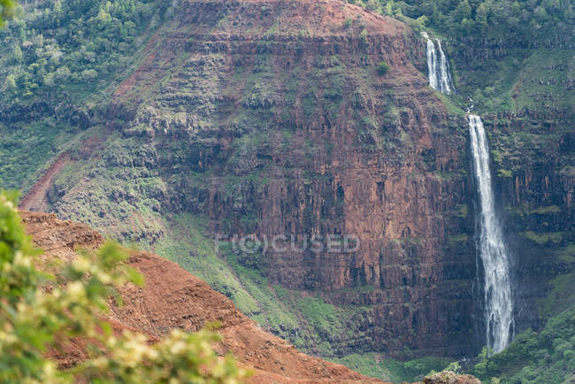 L'acqua che scorre attraverso la montagna nel parco statale della costa di Na Pali — Foto stock