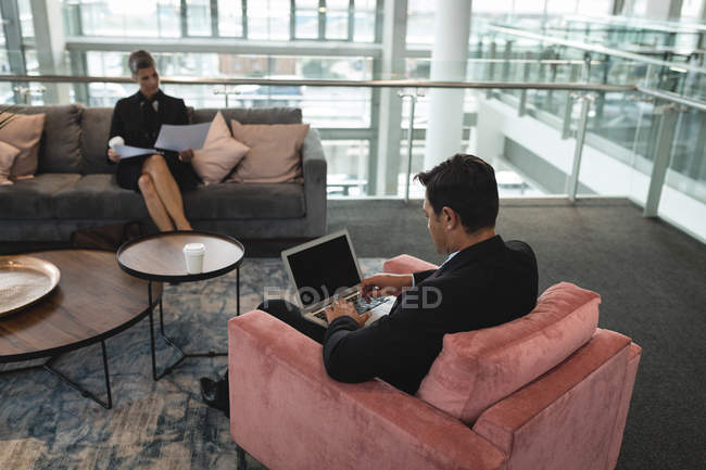 Two businesspeople working in the office — Stock Photo