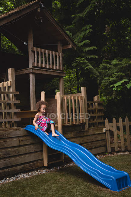 Chica jugando en el jardín en el día soleado - foto de stock