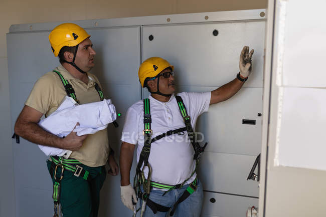 Engineers inspecting the inside of a wind turbine — Stock Photo