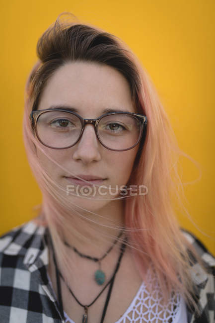 Schöne junge Frau posiert für die Kamera — Stockfoto