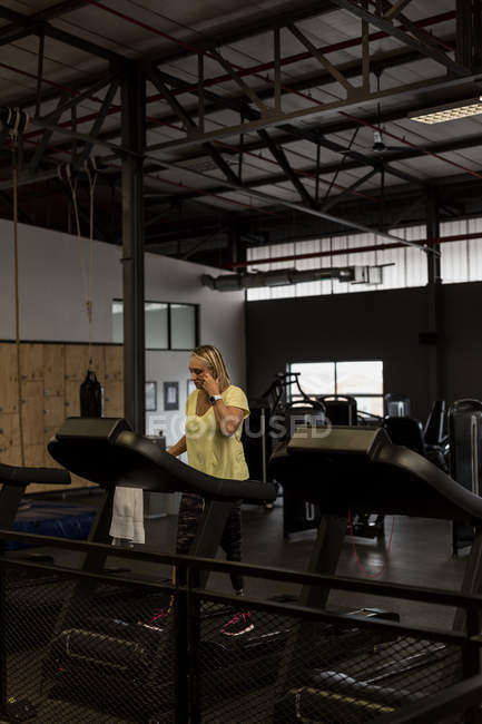 Behinderte Frau trainiert auf Laufband im Fitnessstudio — Stockfoto