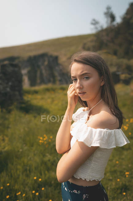 Portrait Belle femme debout dans une prairie — Photo de stock