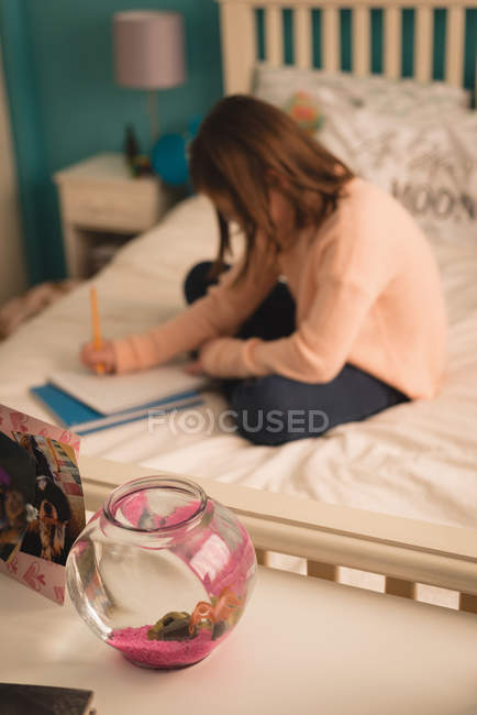 Ragazza che studia in camera da letto a casa — Foto stock