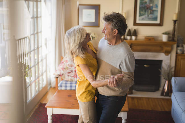 Couple sénior romantique dansant ensemble à la maison — Photo de stock
