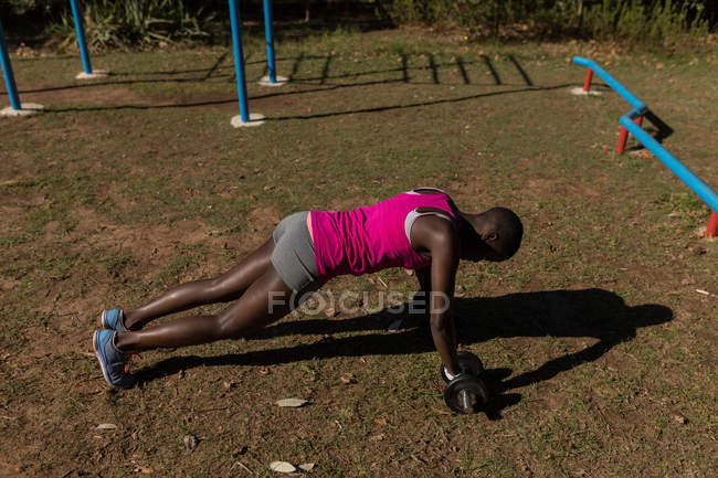 Atleta feminina determinada fazendo flexões — Fotografia de Stock