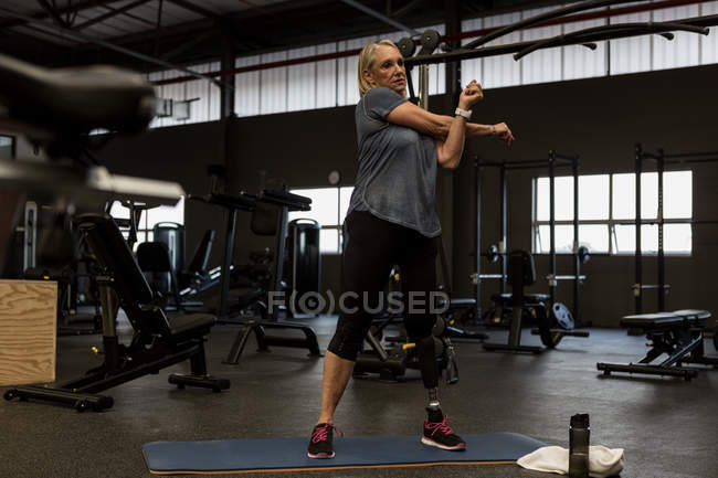 Недосвідчена жінка виконує розтяжку вправи в спортзалі — стокове фото