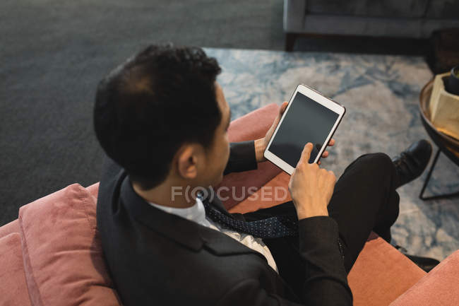 Hochwinkel-Ansicht des Geschäftsmannes mit seinem digitalen Tablet im Büro — Stockfoto