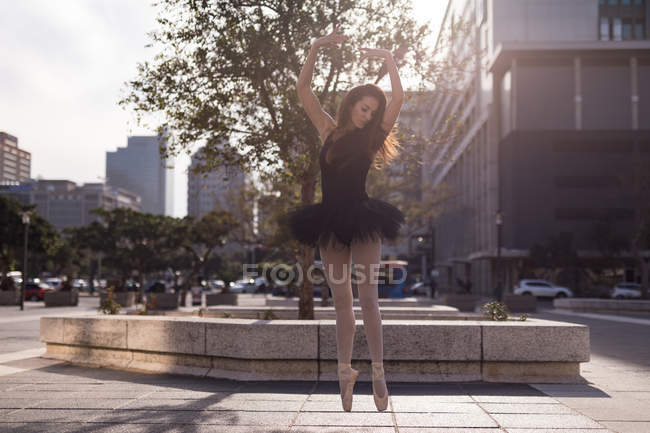 Mulher graciosa realizando balé na cidade — Fotografia de Stock