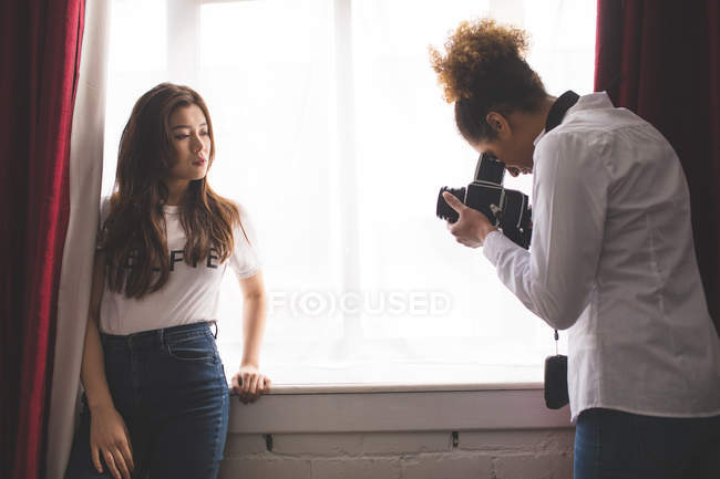 Женщина позирует для фотосессии в фотостудии — стоковое фото