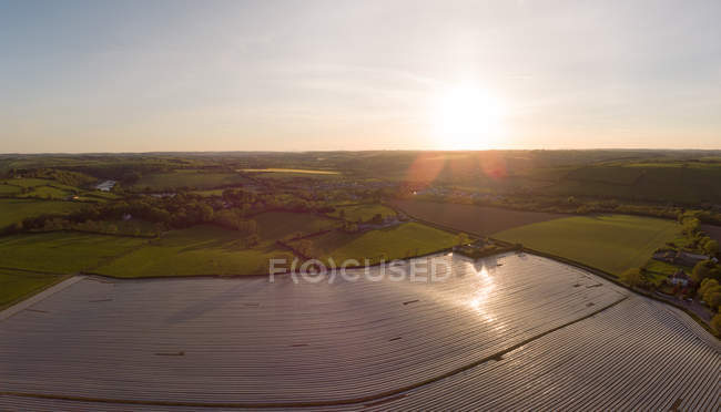 Vista del campo arado durante la puesta del sol - foto de stock