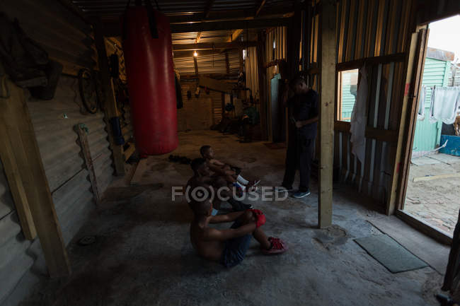 Молоді чоловіки-боксери розслабляються у фітнес-студії — стокове фото