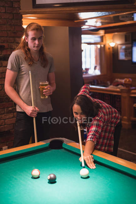 Casal jogando snookers no clube noturno — Fotografia de Stock