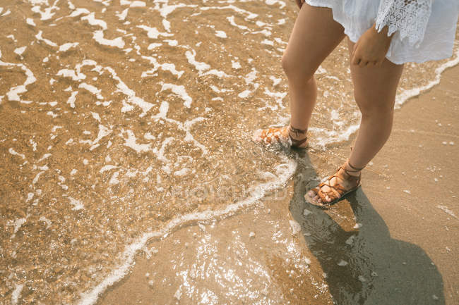 Niedriger Frauenanteil am Strand an einem sonnigen Tag — Stockfoto