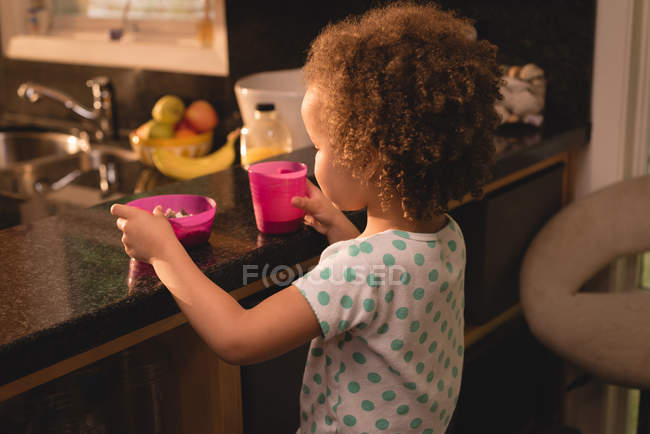 Bambino che ha avena e bevande in cucina a casa — Foto stock