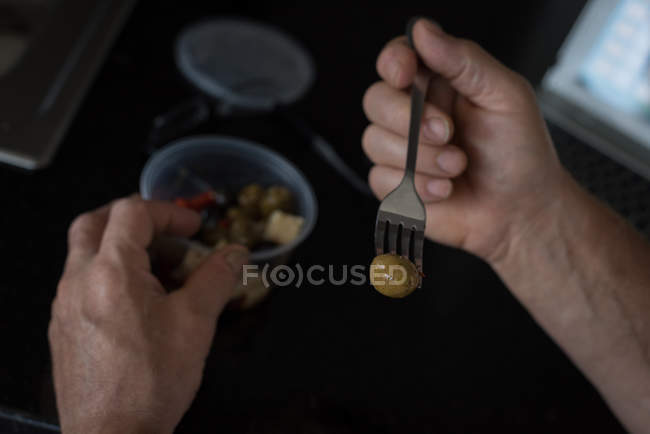 Крупним планом чоловік сніданок вдома — стокове фото