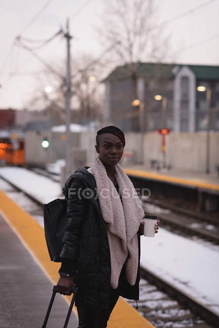 Junge Frau steht an U-Bahn-Station — Stockfoto