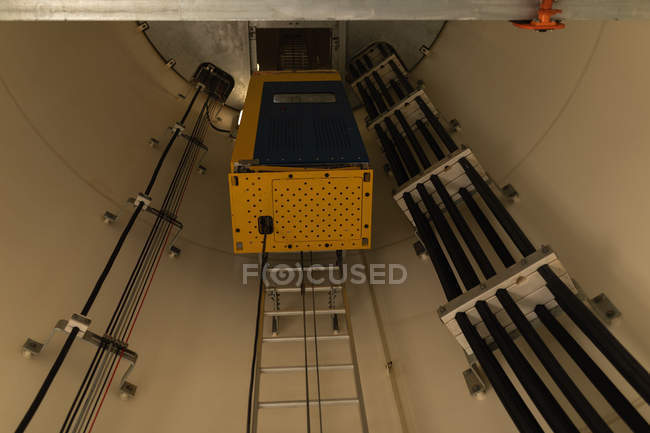 Сервісний ліфт всередині вітрогенератора — стокове фото