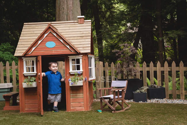 Entzückender Junge spielt im Garten — Stockfoto