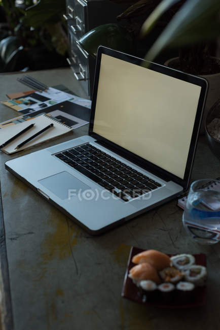 Nahaufnahme des Laptops auf dem Schreibtisch zu Hause — Stockfoto