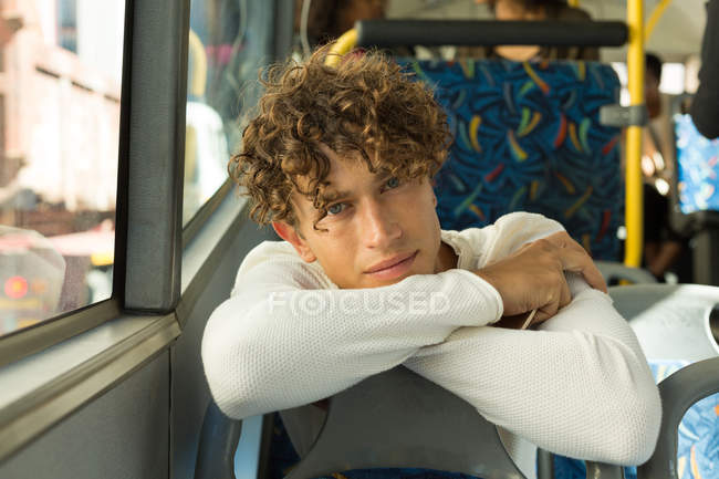 Retrato del joven viajando en el autobús - foto de stock